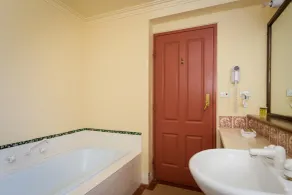 La Maison Boutique Hotel - Bathroom
