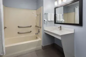 Baymont by Wyndham Brunswick GA - Salle de bain