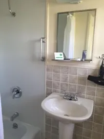 Rock Ledge Motel - Bathroom