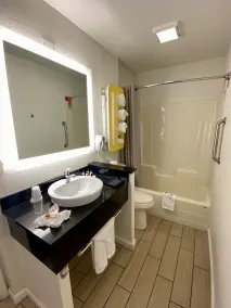 Howard Johnson by Wyndham Lake George - Salle de bain