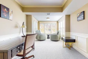 Steps to Holyoke Medical Center! Remote-work Hub - Innvendig