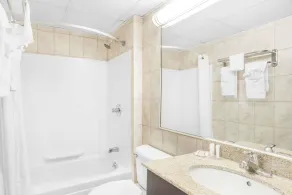 Howard Johnson by Wyndham North Bergen - Salle de bain
