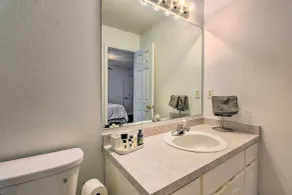 Updated Townhome w/ Deck ~ 12 Mi to Beaches! - Badeværelse