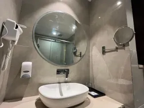 RRV Hotel - Bathroom