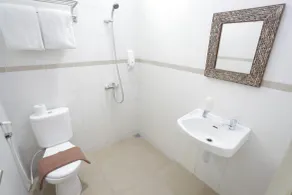 Taman Yuwono Heritage Malioboro by Natt's Hospitality - Bathroom