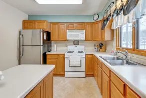 Lakefront Suring Home w/ Pool Table + Views! - Innenbereich