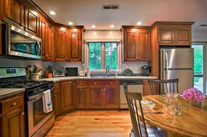 3 Mi to Beaches: Tranquil Cape Cod Escape w/ Deck - Innenbereich