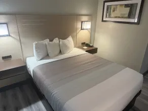 Red Lion Inn & Suites Kansas City - Zimmer