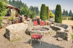 Ranch Suite w/ Hot Tub! Couples Stay in La Center - Innvendig