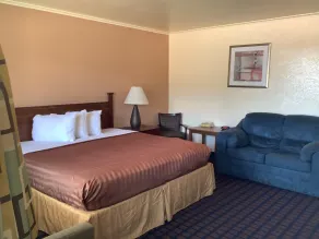 Silver Spur Vintage Inn & Suites - Chambre