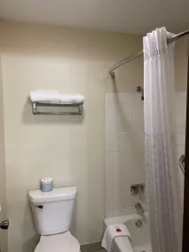 Super 8 by Wyndham Rochester Mayo Clinic Area - Salle de bain