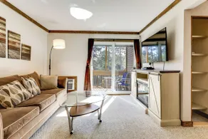 Walk to Weirs Beach! Family Escape w/ Balcony - Innvendig