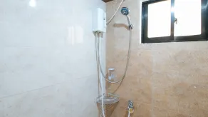 RedDoorz Plus near Uptown BGC Mall - Baño