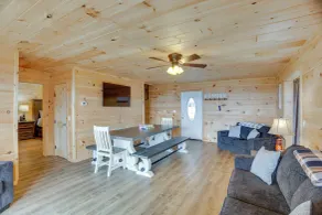Mountain Retreat w/ Fire Pit in Flat Rock! - Innvendig