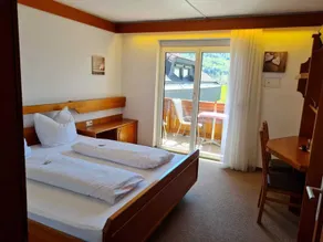 Twin room, shower or bath, toilet, balcony - Habitación