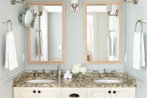 Vineyard Square Hotel & Suites - Bathroom