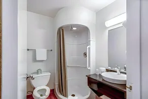 Super 8 by Wyndham Tracy - Salle de bain