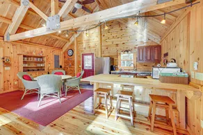 15 Mi to Snowshoe Resort: Cabin w/ Deck & Fire Pit - Innvendig