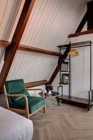 The Sixteen - Room