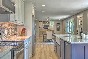 Upscale Cottage with Furnished Lake-View Deck! - Interiör