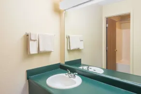 Super 8 by Wyndham Centerville-Richmond - Bathroom