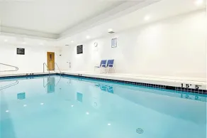 Holiday Inn Express and Suites Surrey by IHG - Piscine