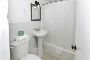 Alante Oceanfront Motel - Bathroom