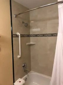 Days Inn & Suites by Wyndham Fort Pierce I-95 - Salle de bain