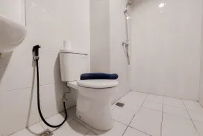 Modern Look And Comfy 2Br At Casa De Parco Apartment - Bathroom