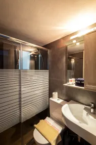 Dilion Hotel - Bathroom