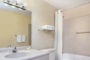 Super 8 by Wyndham Chicago/Rosemont/O'Hare/SE - Salle de bain