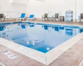 Comfort Suites Farmington - Piscine
