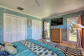 Bayfront Florida Retreat w/ Boat Lift & Fire Pit! - Værelse