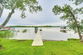 Boat Dock, BBQ & Fireside Fun: Clam Lake Cabin - Innvendig
