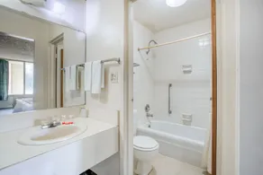 Travelers Inn By OYO, Templeton VA - Bagno