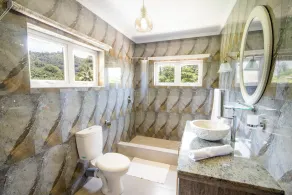 Flora's Self Catering Apartments - Bathroom