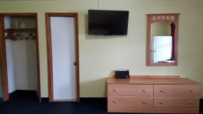 The Dunkirk Motel - Room