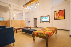 Roambay - Lobby sitting area