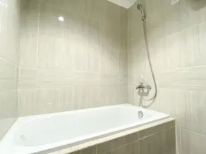Comfort And Simply Design Studio At Vasanta Innopark Apartment - Bathroom