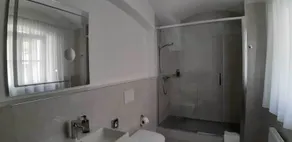 The Golden Wheel Hotel - Bathroom