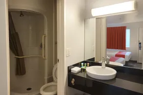 Motel 6-Roseville, MN - Minneapolis North - Bathroom