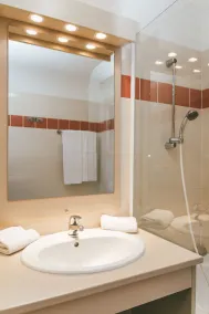 Terres de France - Appart'Hotel le Splendid - Bathroom