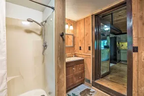 1950's Serenity Pond Cabin w/ View: Peace & Quiet! - Interiør
