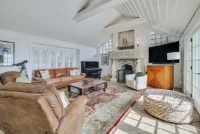 Luxe 5,600-sq-ft Estate Waterfront + Pool - Innenbereich