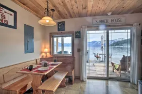 Serenity at Scenic Bay: Floating Cottage w/ Views! - Innvendig