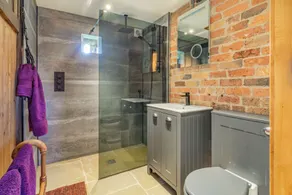 Basil's Barn - Bathroom