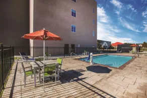 La Quinta Inn & Suites by Wyndham Baton Rouge - Port Allen - Piscine