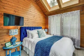 Walk to Beach! Kitsap Coast Retreat w/ Hot Tub - Interiör