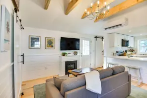 Walk to Main St: Osterville Village Gem w/ Patio - Innvendig