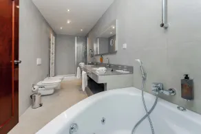 Hotel Unique Dortmund Hauptbahnhof - Bathroom